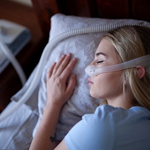 woman sleeping with sleep apnea machine 