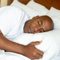 Man sleeping soundly thanks to combined sleep apnea therapy