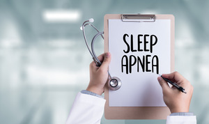 Writing the words “sleep apnea” on a clipboard